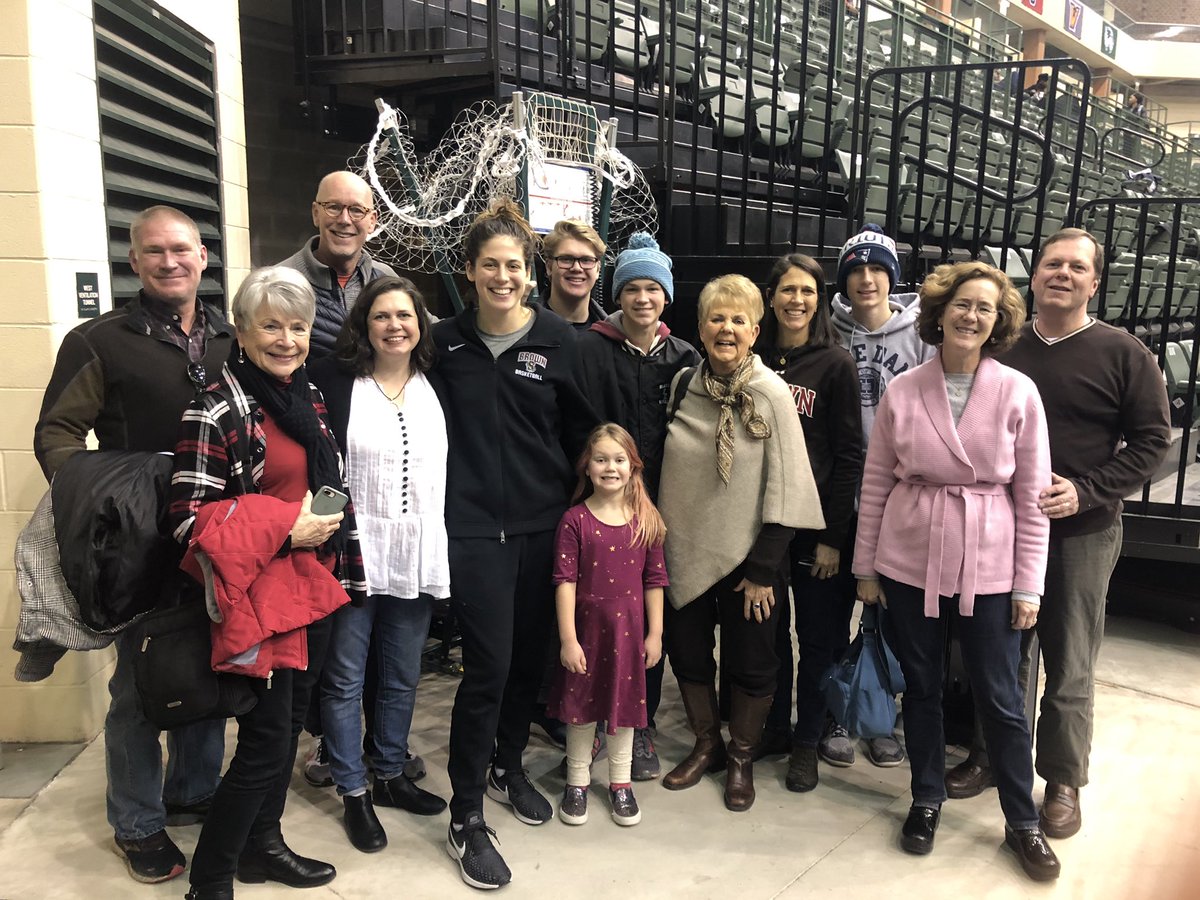 BrownU_WBB's tweet photo. Great to get a team W and see a lot of familiar faces in the stands! #GoBears #BearsInChicago #BrownFamily ๐ป๐ https://t.co/rUx8k6XXpI