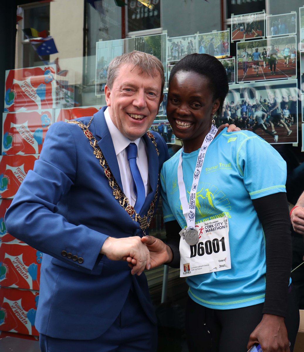 SanctuaryRunner's tweet photo. We have one request to make as 2018 draws to a close. Can you PLEASE give this message a retweet. For more info about us visit https://t.co/1DWou0RX7a We are building vital bridges between Irish society &amp; those in #DirectProvision through running.Please help us build. #Solidarity https://t.co/fRDqk1TdYC