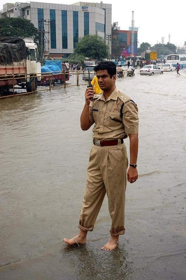 dp_satish's tweet image. Madhukar Shetty, IPS who left us was like this. As a DCP 14 years ago, he used to manage traffic like this in #Bengaluru . Irreplaceable.