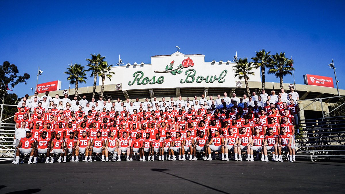 OhioStateFB's tweet photo. The 2018 Ohio State Buckeyes 😎🌴🌹

#GoBucks #WinTheMoment https://t.co/SPMT5cQ8Yt