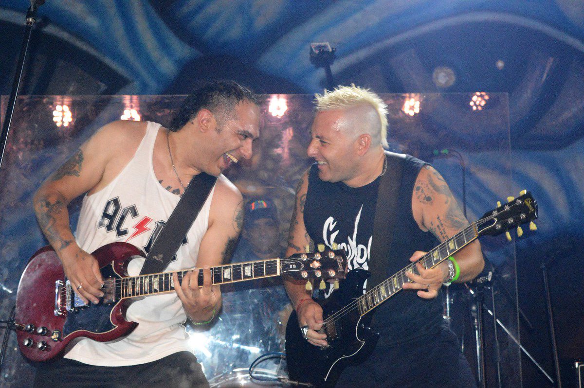 rockinstinto's tweet photo. Gracias @NagualOficial por terrible noche en San justo #gracias #amigos https://t.co/KsL2zufKgW