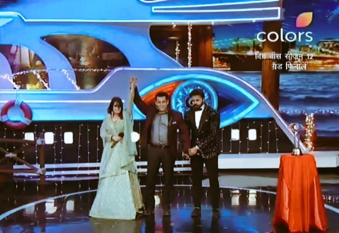 _sakshi__sharma's tweet photo. Twitter Logo ka time pas ni hota abi thodi der phle 

#FixedWinnerSreesanth 

kar re the ab wo Dipika kr re pgl ho gye h sub logo se or ki khushi dekhi ni jati 😂😂😂😂😂😂 https://t.co/26iW6AGVmG