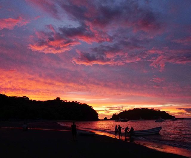 GlbetrotterGrls's tweet photo. From La Fortuna we drove back to the Pacific, just a few miles north of Brasilito, where we’d started our road trip, and were greeted with this spectacular sunset 🌅 #costarica🇨🇷 #costarica #costaricaroadtrip #descubrecostarica #visitcostarica #discovercos… https://t.co/rsYxJVlJ6X