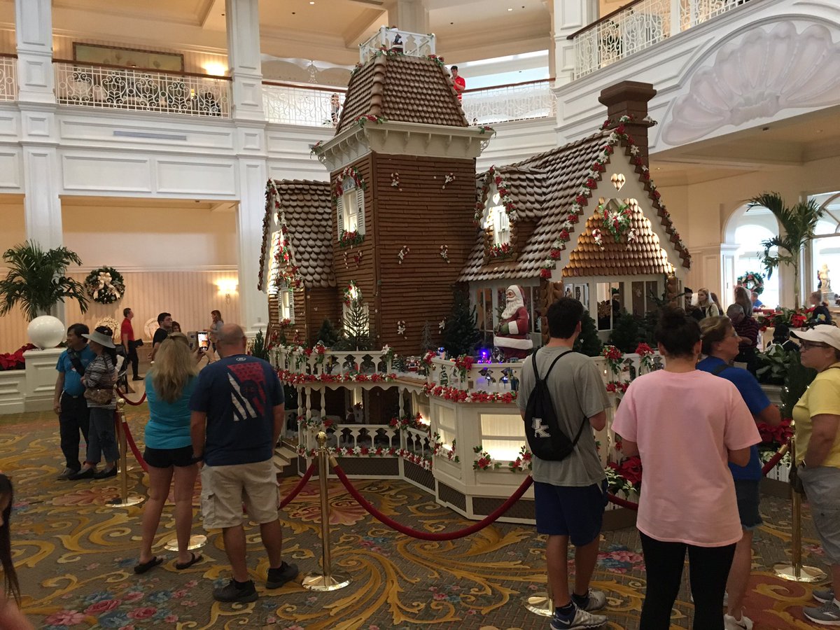 MouseLifePod's tweet photo. Have you noticed the Grand’s gingerbread house has been repositioned this year? It’s moved slightly more to the center and flipped around. Seems to accommodate the line for the shop better. ~Kathy K #MonorailLoop #DisneyMewYear #MouseLifeAtDisney https://t.co/ymPwtO4Sa1