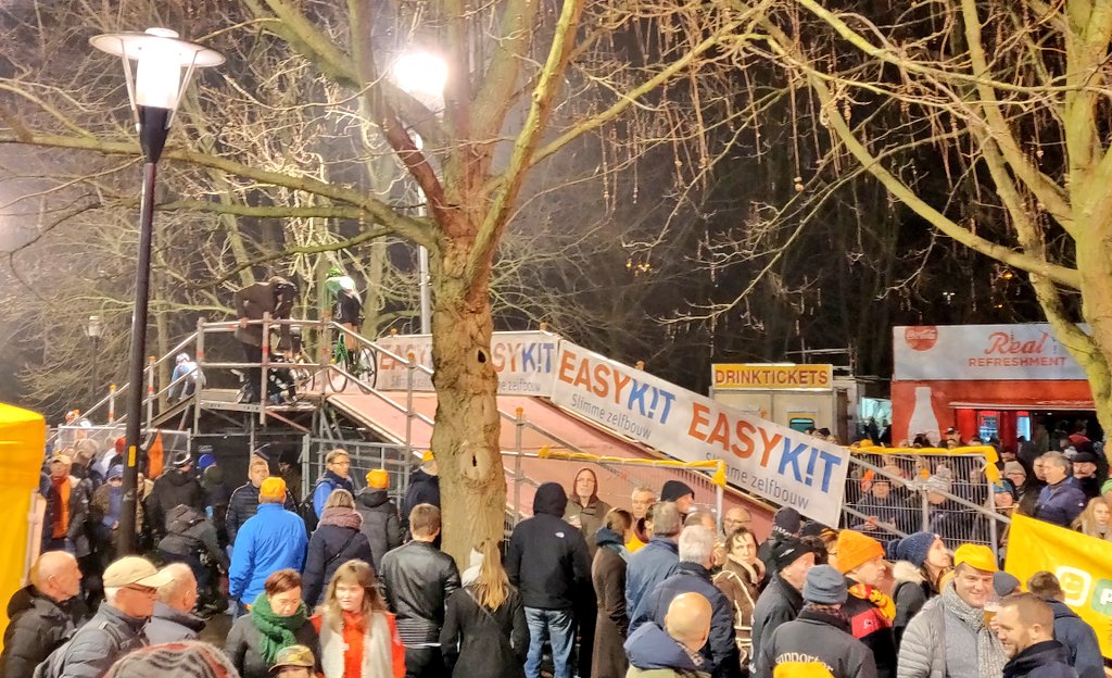 4 laps to go. Spot <a href="/MerlierTim/">Tim Merlier</a> in the picture 👇👀📸

#Crelan #Charles #AimHigher #all4goolie #SPDiegem #Diegem <a href="/SuperprestigeCX/">SuperprestigeCX</a> #Superprestige2019