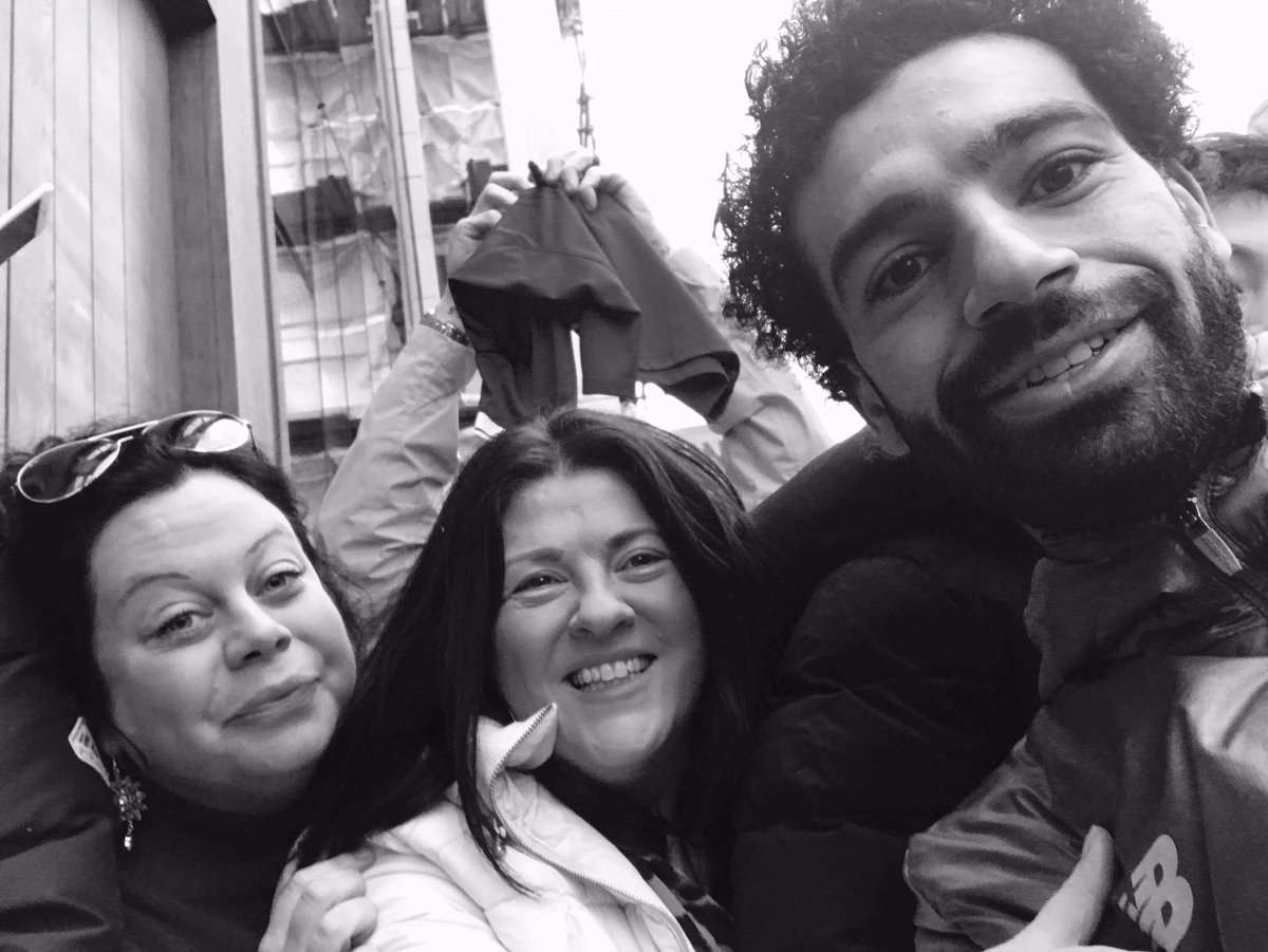 Tache2B's tweet photo. @piersmorgan Piers, "The Players take time off the pitch to pose for a pic. Every home match they all walk around the block from the hotel near where they stay. #aunty&amp;neice #Salah #grounded #successoffthepitch #successonthepitch 👍 https://t.co/r1JqWUpzV6