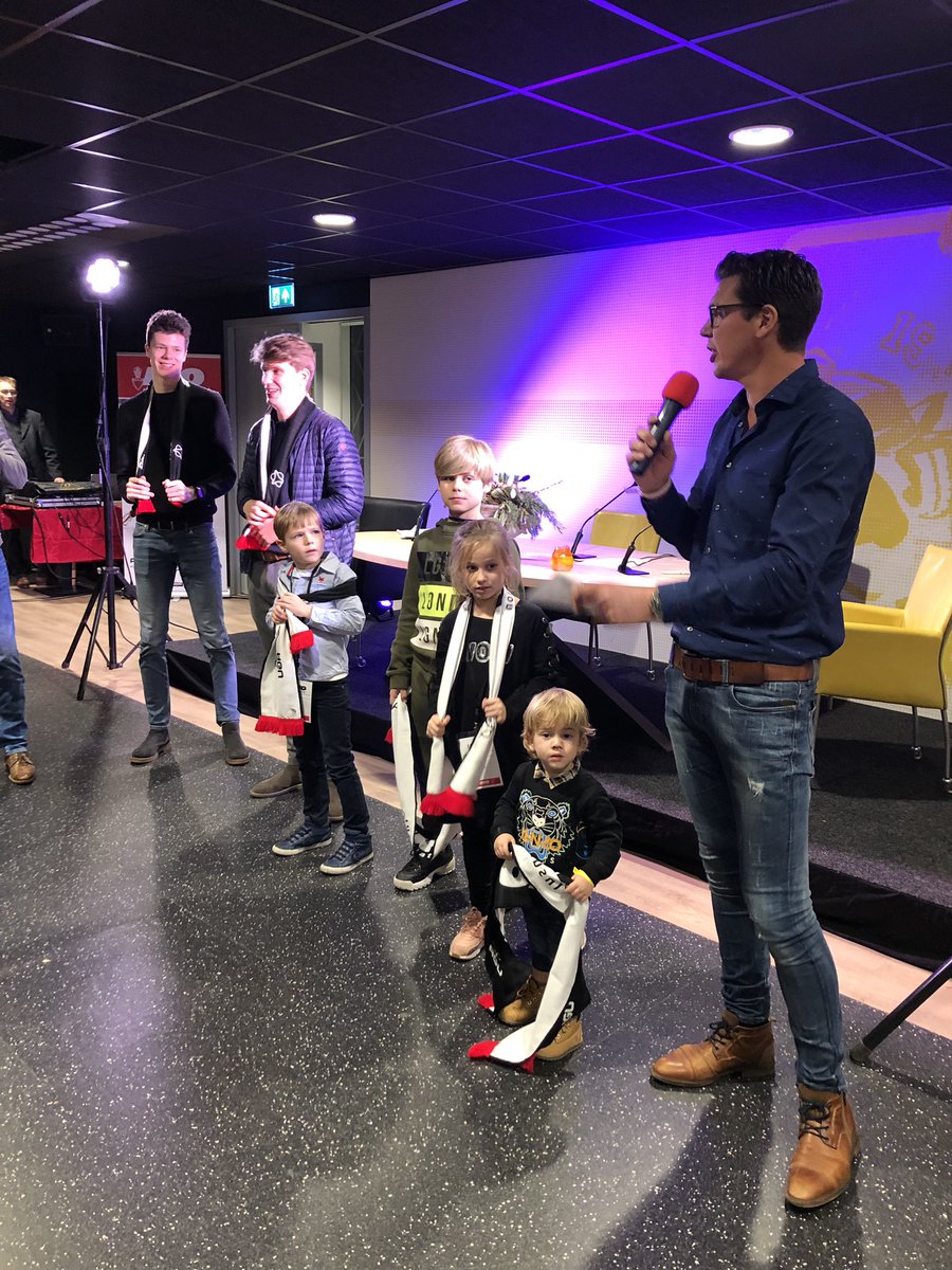 HenricjanWind's tweet image. Jaxx bij de laatste zes van de sjaaltje om sjaaltje af quiz van #teamiko Helaas was de laatste vraag van @arjendeboer12 niet over @suzanschulting anders had hij zeker gewonnen... 😉