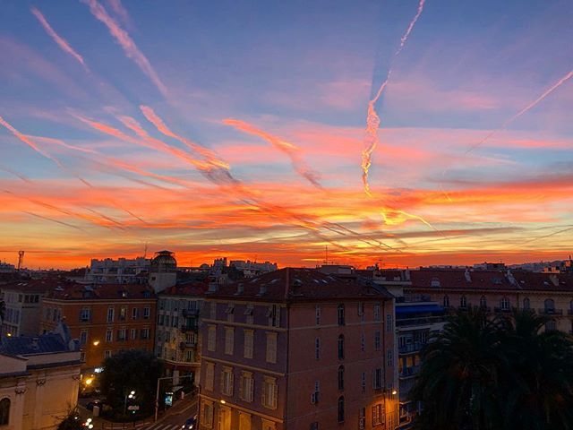 jojoska5's tweet photo. Tramonta il sole sui tetti di Nizza #nizza🇫🇷 #nizza #nice #nicefrance #cotedazurfrance #cotedazur #cotedazurnow #frenchriviera #francia #france #ilovenice #ilovenice🇫🇷 #francia🇫🇷 #promenadedesanglais #tramonto #costazzura #francejadore #francia https://t.co/g90AqlWE9y https://t.co/nKXKMDplVz