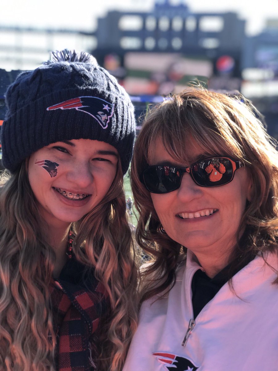 KristieLKelly's tweet photo. First patriots game with my girl #patsgame https://t.co/4sGuakqv1N