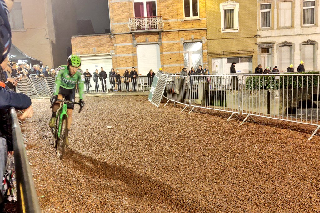 Stan's just crossed the finish line. Less than 4 laps remain. 

#Crelan #Charles #AimHigher #all4goolie #SPDiegem #Diegem <a href="/SuperprestigeCX/">SuperprestigeCX</a> #Superprestige2019