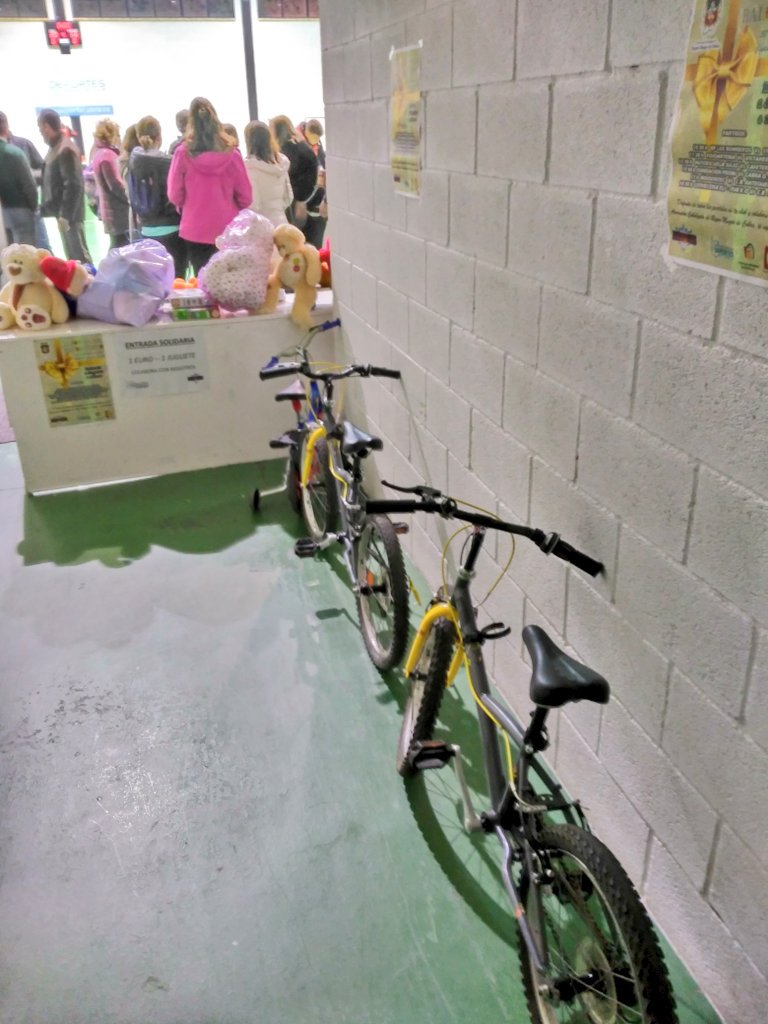 Cómo colofón a la #IIJornadaBaloncestoCabra, hemos entregado a la Asociación Cabalgata de Reyes Magos de Cabra la recaudación en metálico y en juguetes. Ha sido un placer colaborar un año más. Muchas gracias a todos los que han asistido hoy a la Ciudad Deportiva y han ayudado.