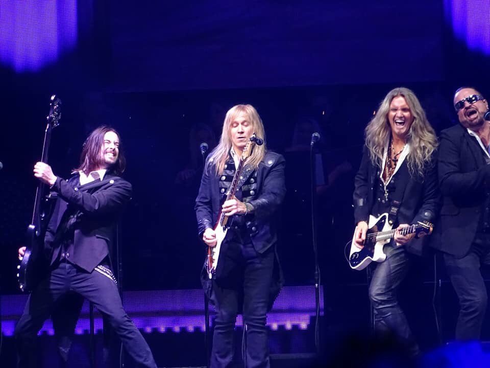 marieboscia's tweet photo. It's not over yet for #TSO20 make it count #QuickenLoansArena #Cleavland,OH #Christmas @HoekstraMagic ✌️✌️🔥🎄🎸🎤 https://t.co/ZSsGIZTIyC