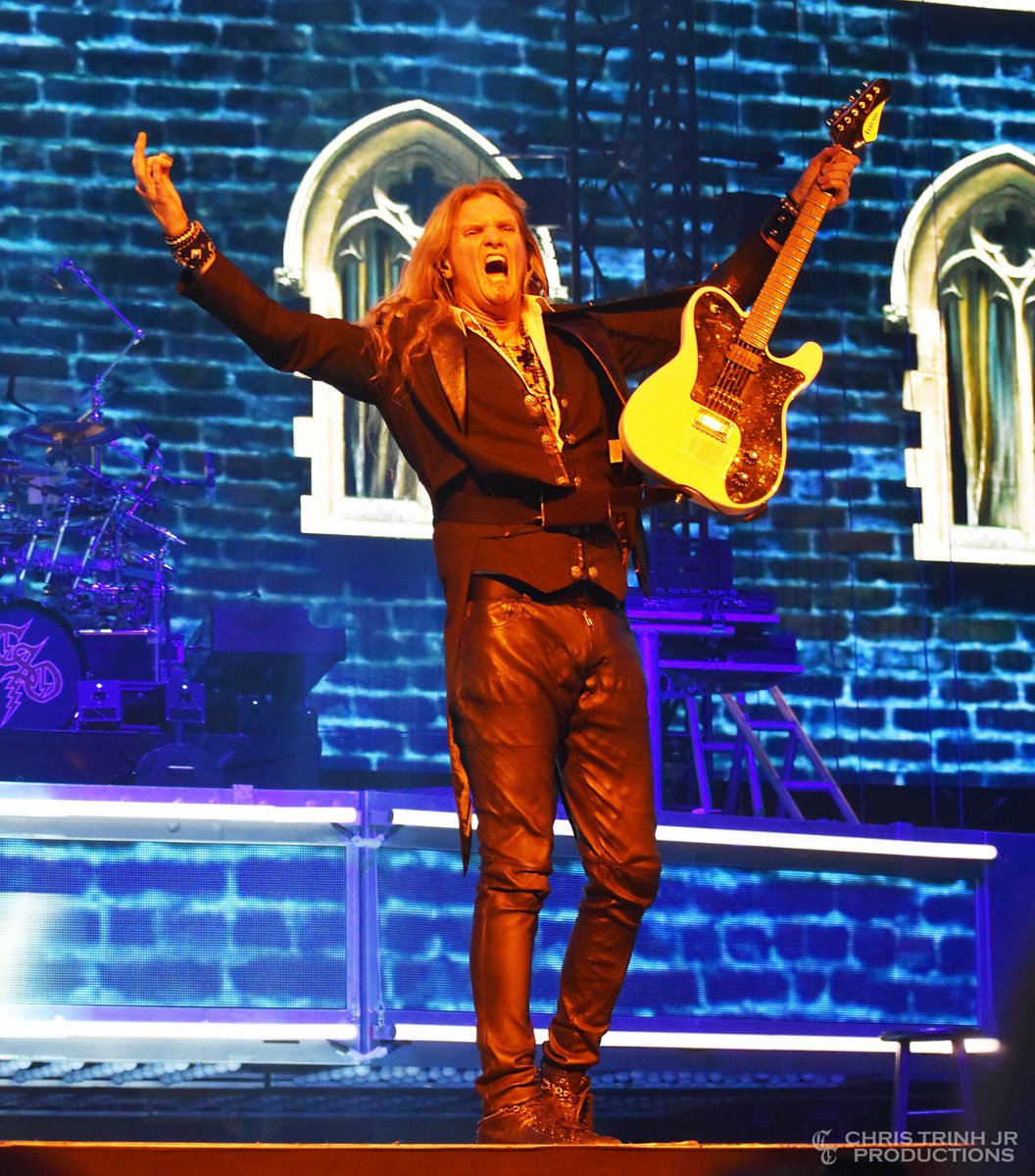 marieboscia's tweet photo. It's not over yet for #TSO20 make it count #QuickenLoansArena #Cleavland,OH #Christmas @HoekstraMagic ✌️✌️🔥🎄🎸🎤 https://t.co/ZSsGIZTIyC