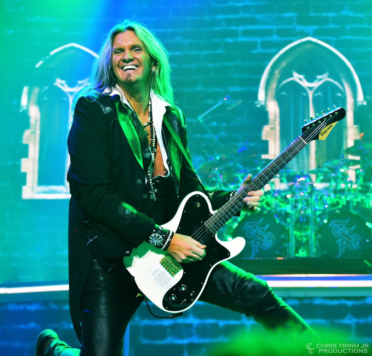 marieboscia's tweet photo. It's not over yet for #TSO20 make it count #QuickenLoansArena #Cleavland,OH #Christmas @HoekstraMagic ✌️✌️🔥🎄🎸🎤 https://t.co/ZSsGIZTIyC