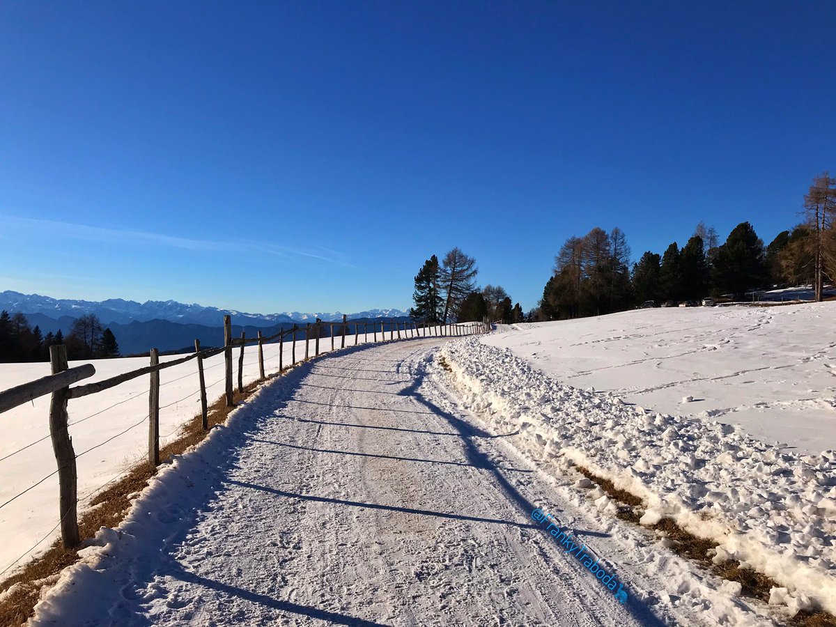 Ci sono alcune cose insostituibili. L’amore è una di queste. 

Altre sono semplicemente belle. 

La neve e il poterci correre sopra è una di queste. #iocorroqui @runlovers 

#CasaLettori #ScrivoDellinverno #scritturebrevi #VentagliDiparole 

#PassoOclini