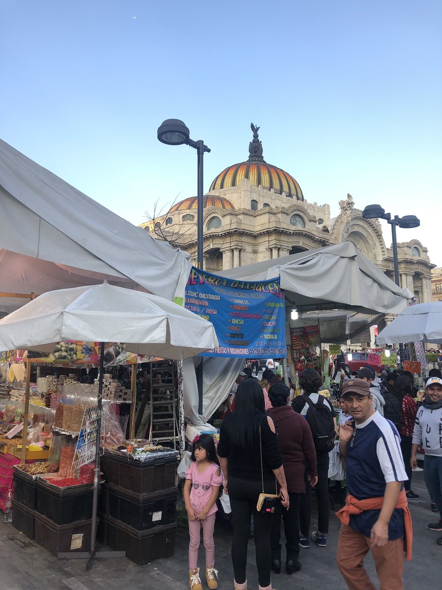 pinkydany's tweet photo. No es posible que pongan un mercado en pleno @PalacioOficial @Claudiashein lo único que generan es más basura y obstruyen la vista a uno de los edificios más bonitos de la CDMX. #contaminaciónvisual https://t.co/z7cFRmR8Xl