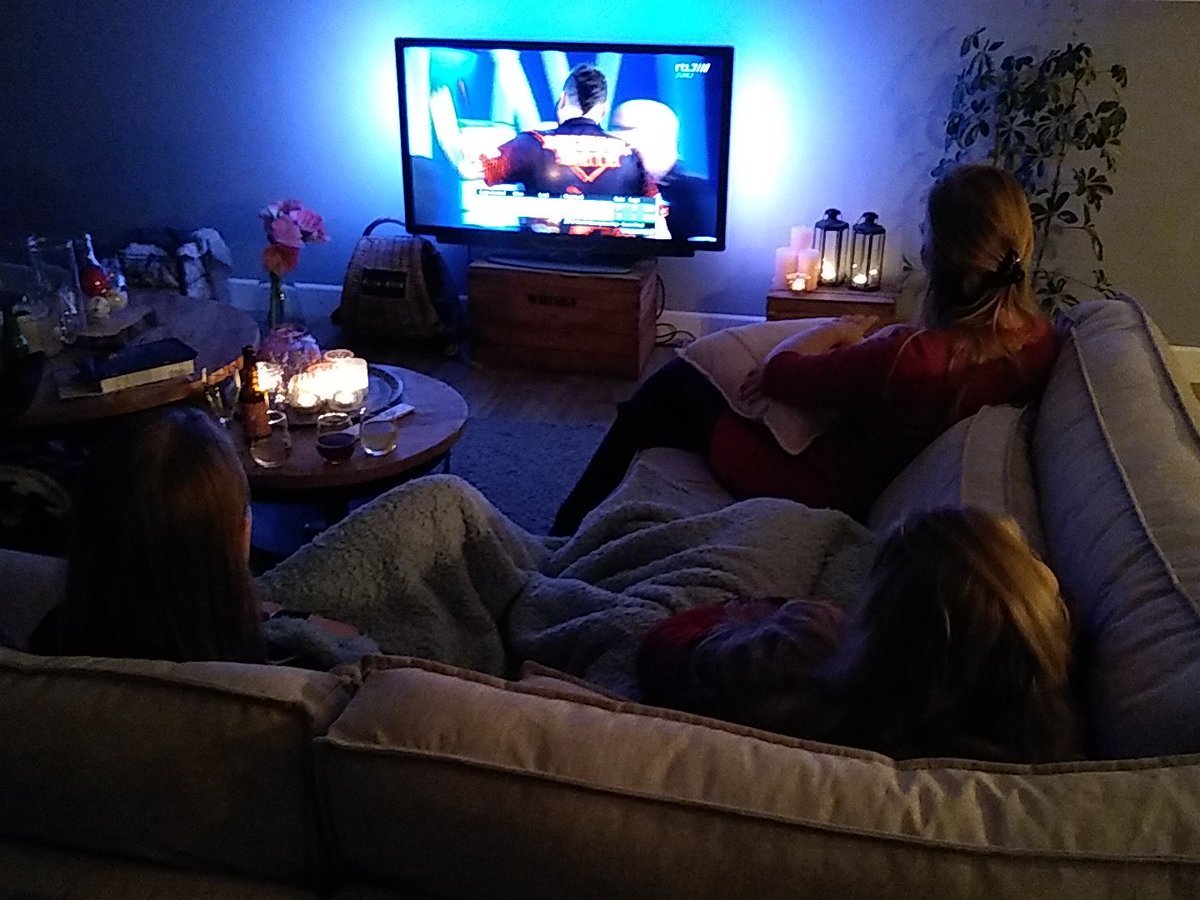 Kevinippel's tweet photo. Mijn 3 partners kijken gefocust darten! #rtl7darts https://t.co/twVpJmQGuc