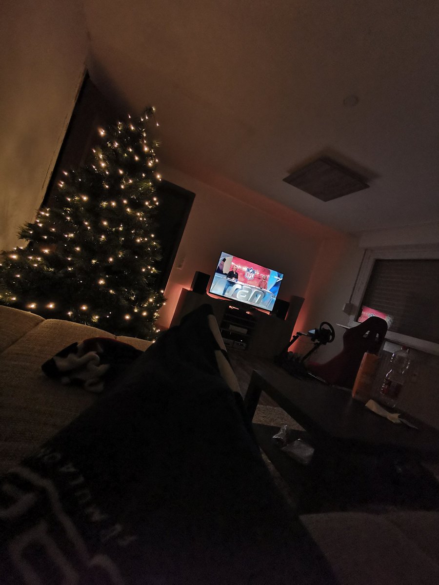 beatcrusheroffi's tweet photo. Gemütlich #ranNFL schauen am Sonntag Abend. Es gibt kein schöneres Programm zu dieser Zeit 🏈❤️ #jedenverdammtenSonntag #NFLRedZone https://t.co/R3bbNRaAir