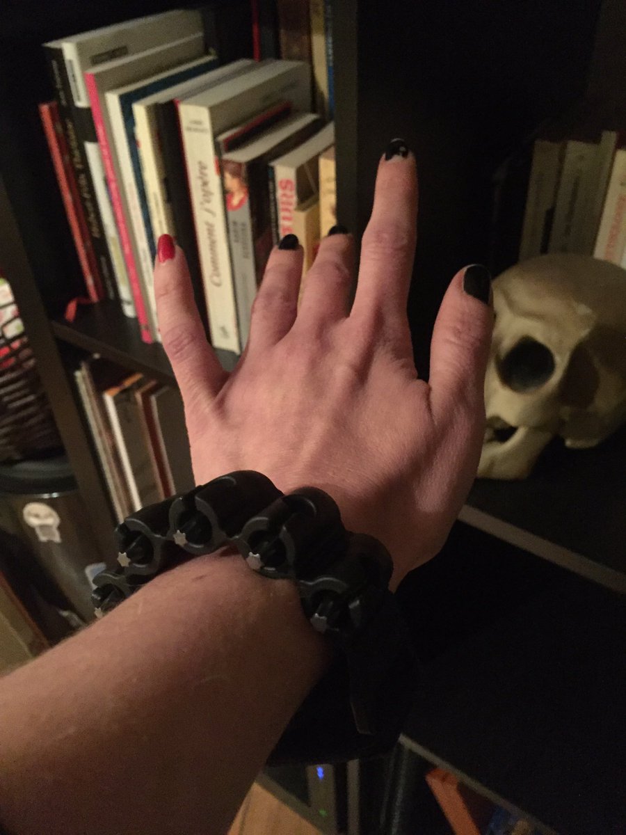 Lafee_Petee's tweet photo. Mon papa m’a offert le plus beau bracelet du monde pour Noël! 
#MonPereCeHeros #BitPass #nonjaipasinventercettemarque https://t.co/LU3W1Ww3cL