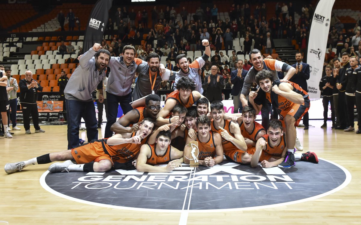 valenciabasket's tweet photo. ¡PARA EL RECUERDO! ¡ESTAREMOS EN VITORIA! 🏆

@valenciabasket 82
🆚 @Virtusbo 71

CAS 👉 Valencia Basket, campeón del primer @EuroLeague #AdidasNGT Qualifier de Valencia
https://t.co/FsYFokss83 https://t.co/hDD907nIu1