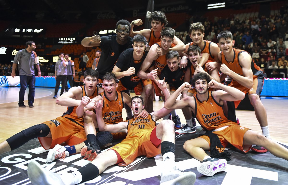 valenciabasket's tweet photo. ¡PARA EL RECUERDO! ¡ESTAREMOS EN VITORIA! 🏆

@valenciabasket 82
🆚 @Virtusbo 71

CAS 👉 Valencia Basket, campeón del primer @EuroLeague #AdidasNGT Qualifier de Valencia
https://t.co/FsYFokss83 https://t.co/hDD907nIu1