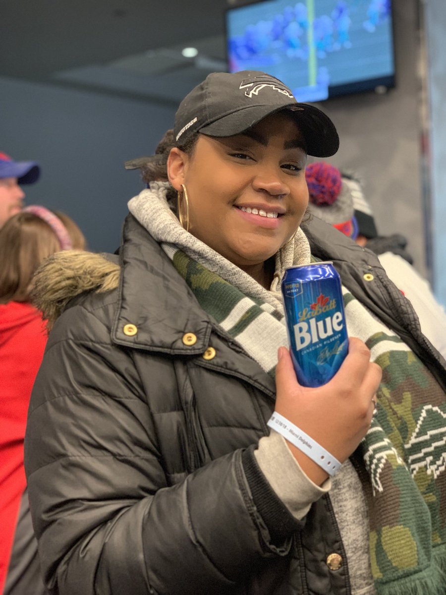 Marinaboswell's tweet photo. #BillsMafia #BUFvsMIA #LabattBlue #BlueUSA @LabattUSA @LabattBreweries SEND ME FREE BEER😂😂😂 https://t.co/MhDmhJjlBV