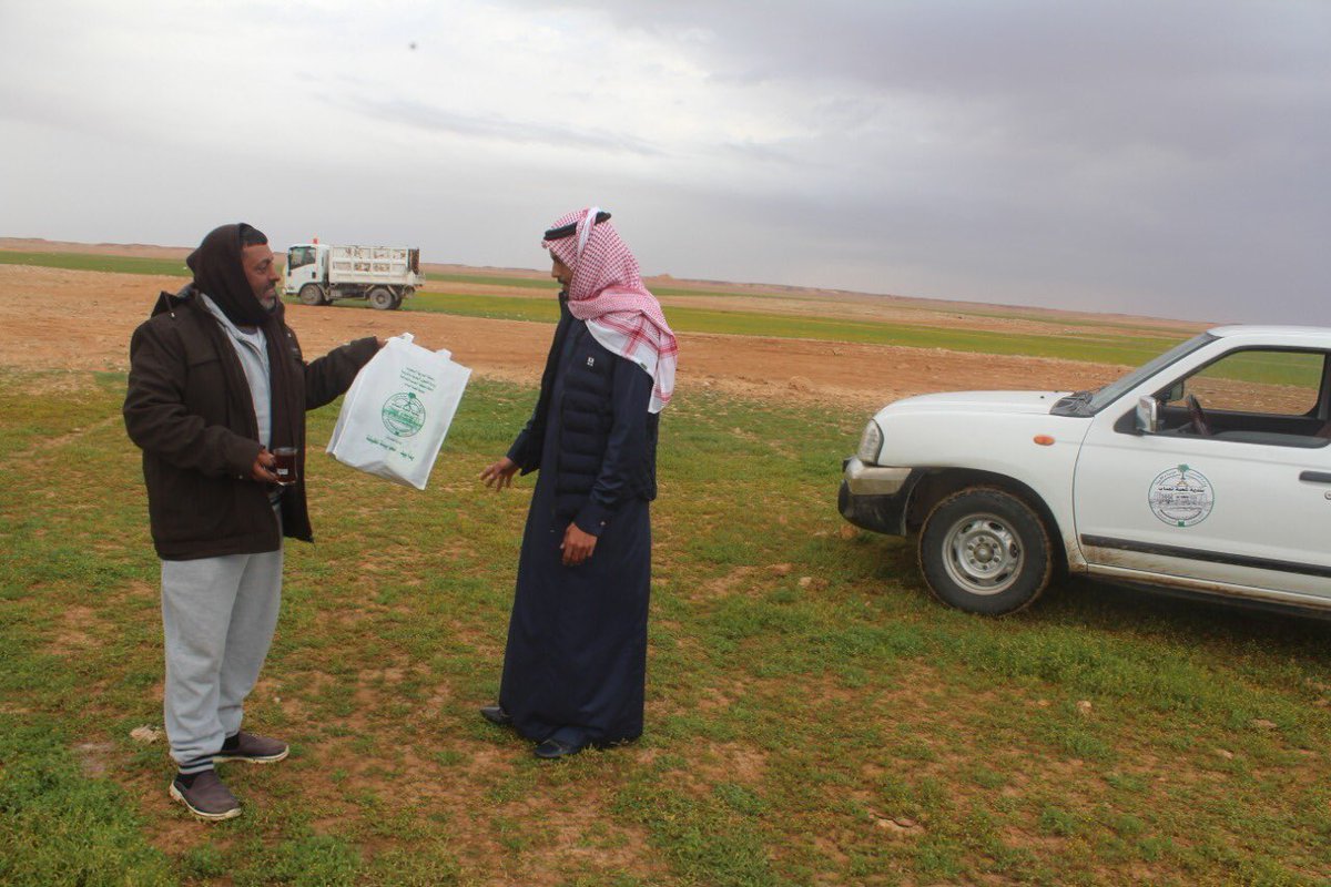 muni_shobah's tweet photo. حيث اشتملت الحمله اعمال نظافة مكثفه لمواقع المتنزهات جنوب شعبة نصاب وكذلك تم توزيع حاويات نظافة على المخيمات و اكياس نظافة للحفاظ على اماكن التنزة https://t.co/VBC0v9H36q