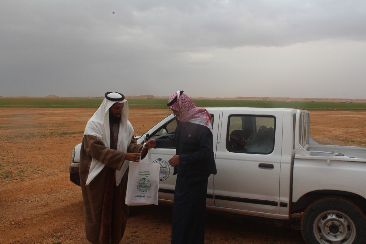 muni_shobah's tweet photo. حيث اشتملت الحمله اعمال نظافة مكثفه لمواقع المتنزهات جنوب شعبة نصاب وكذلك تم توزيع حاويات نظافة على المخيمات و اكياس نظافة للحفاظ على اماكن التنزة https://t.co/VBC0v9H36q
