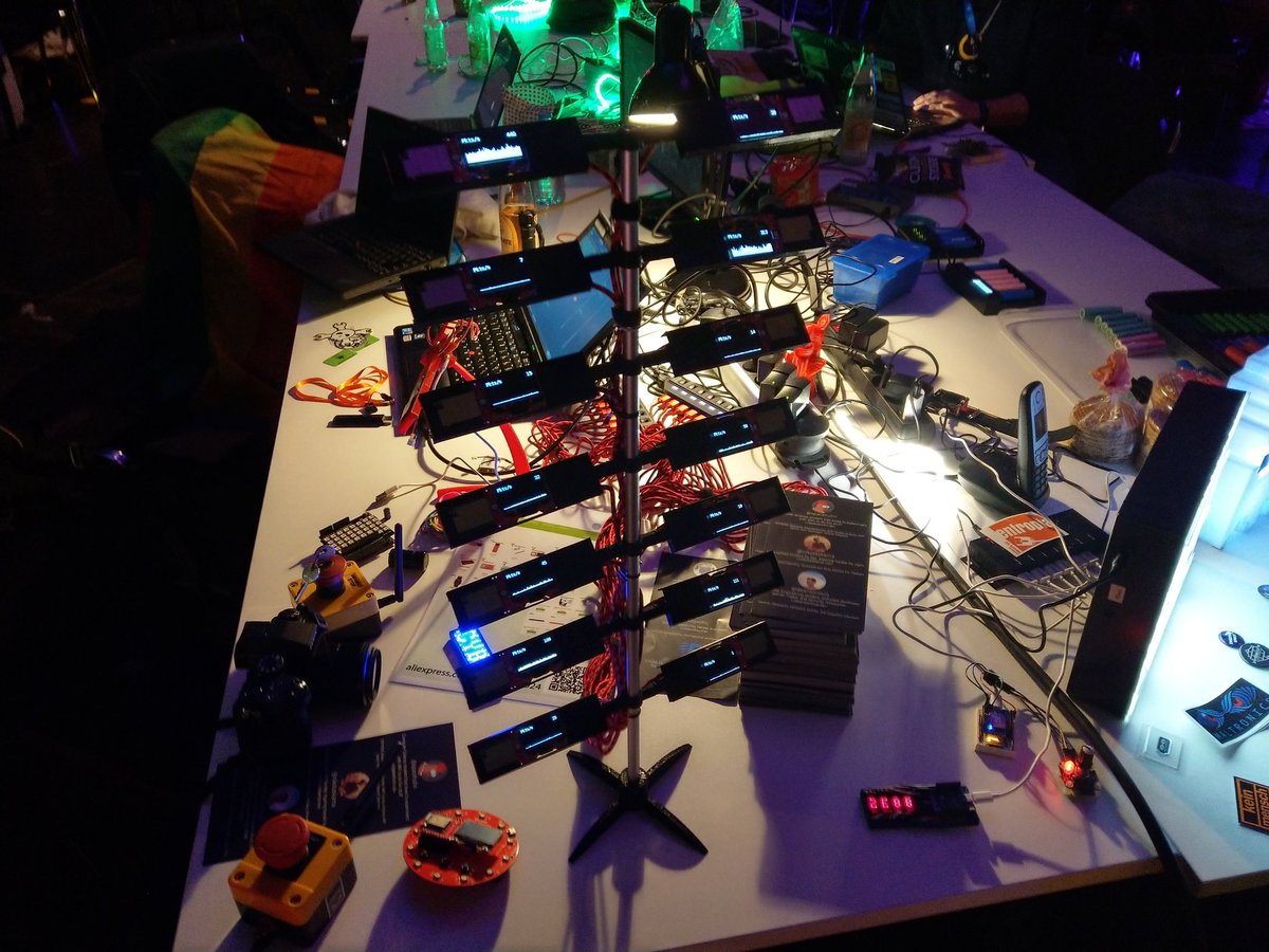 MysteryH4ck's tweet photo. Hi everyone! Thanks for coming by our assembly at #35C5! It's been awesome meeting so many people! Next year we'll try to organize some activities and bring @thepenguicorn badges! https://t.co/D1pHrocBRc