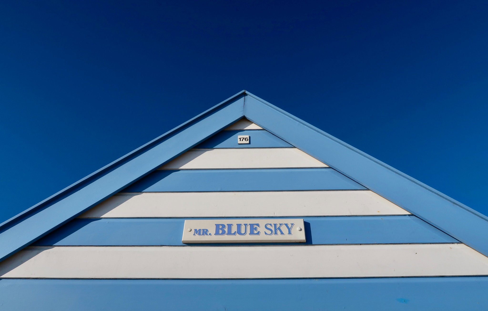 Happy birthday to Jeff Lynne. Here\s a beach hut we spotted in Southwold last month (1 of 2) 