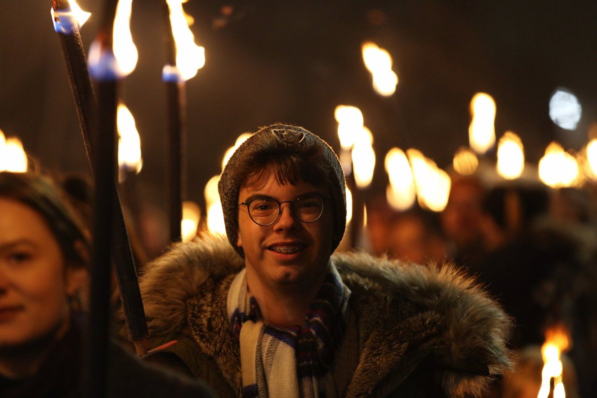 TravelCatsBlog's tweet photo. Some moments from tonight's Torchlight Procession in #Edinburgh. The event kicks off the start of the Hogmanay celebrations in the city! 🔥

🎆  #EdHogmanay #FestivalCity #thisisEdinburgh #Hogmanay #NYE https://t.co/atBcVThkWS