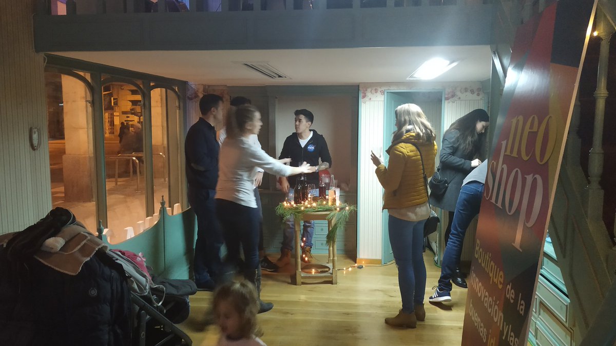 ceeiburgos's tweet photo. No te pierdas las próximas catas de vino en #neoshop con Mario y las proyecciones de @StrawberryStdio las tardes del 31, 4 y 5 https://t.co/3XtLrvcmkk