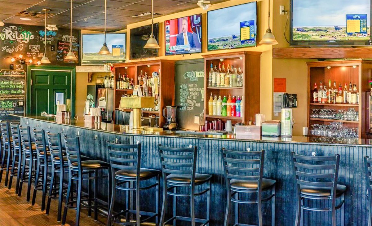 JawsCEOQB's tweet photo. Still time to get to any @JawsGolf Seven Tap Tavern location for the #Eagles game watch party!
Great food, cold drinks and #Eagles football!
#FlyEaglesFly
#ValleybrookCC #DowningtownCC #RunningDeerGC
#BlueHeronPinesGC
#RamblewoodCC #JawsGolf https://t.co/c40EFVMgW7