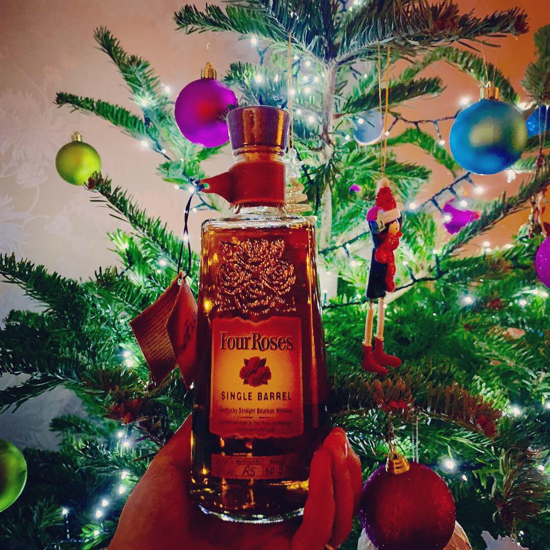 BourbonGents's tweet photo. Time to crack open a Xmas present. Four Roses Single Barrel. One of our favourites #bourbon #whiskey #fourroses #fourrosesbourbon #fourrosesdistillery #fourrosessinglebarrel #singlebarrel #favourite #kentucky #straight #bourbongents https://t.co/Rqv4eEV2L3