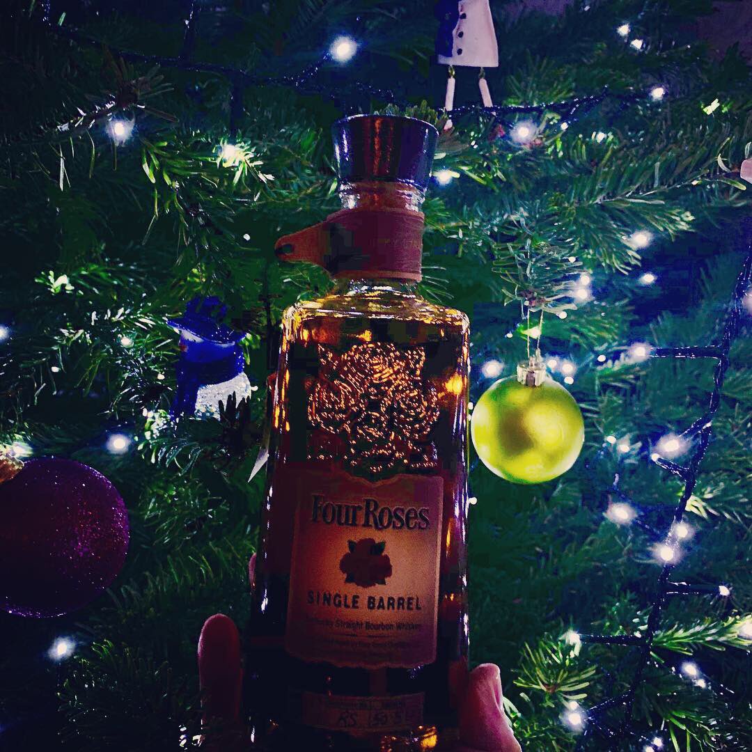 BourbonGents's tweet photo. Time to crack open a Xmas present. Four Roses Single Barrel. One of our favourites #bourbon #whiskey #fourroses #fourrosesbourbon #fourrosesdistillery #fourrosessinglebarrel #singlebarrel #favourite #kentucky #straight #bourbongents https://t.co/Rqv4eEV2L3