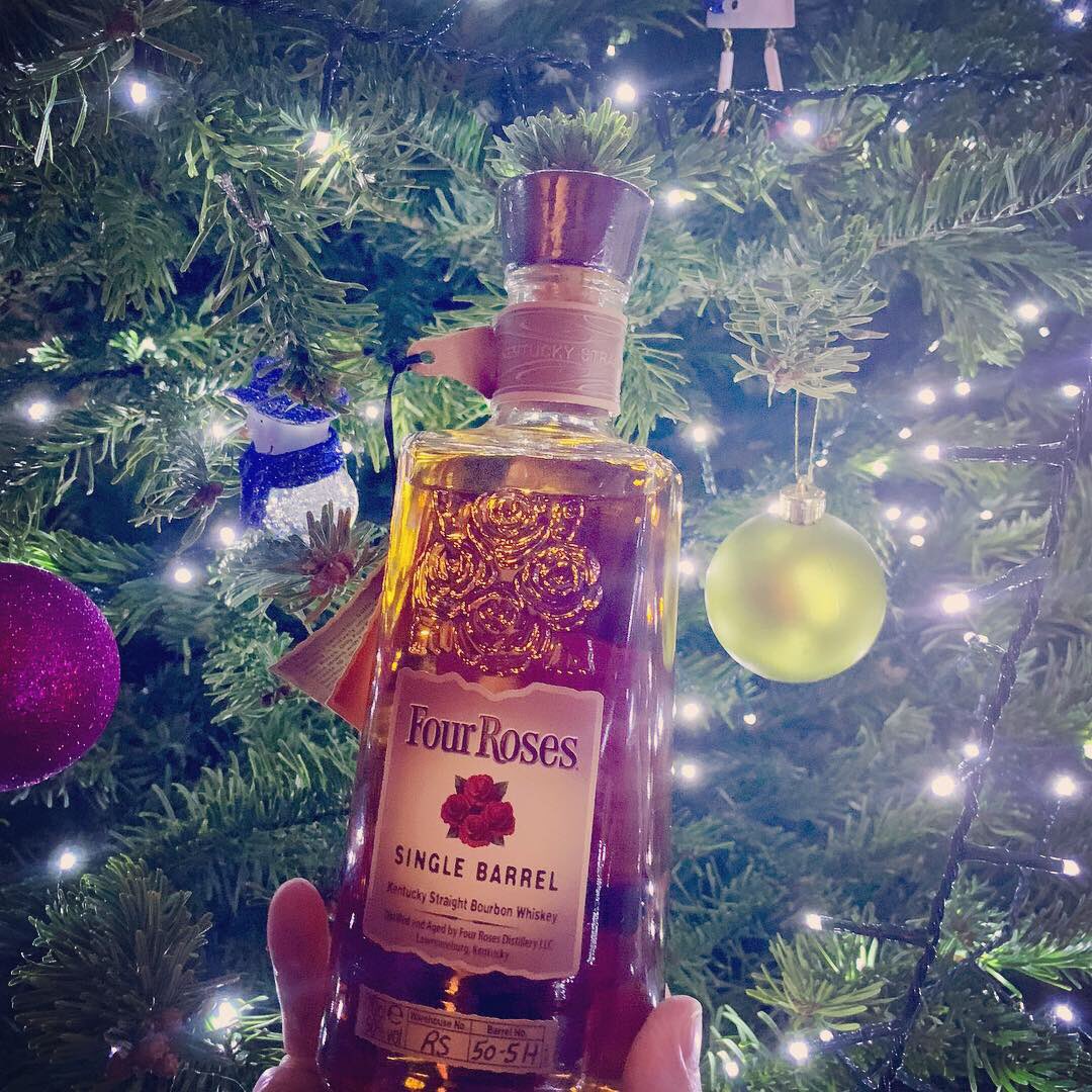 BourbonGents's tweet photo. Time to crack open a Xmas present. Four Roses Single Barrel. One of our favourites #bourbon #whiskey #fourroses #fourrosesbourbon #fourrosesdistillery #fourrosessinglebarrel #singlebarrel #favourite #kentucky #straight #bourbongents https://t.co/Rqv4eEV2L3