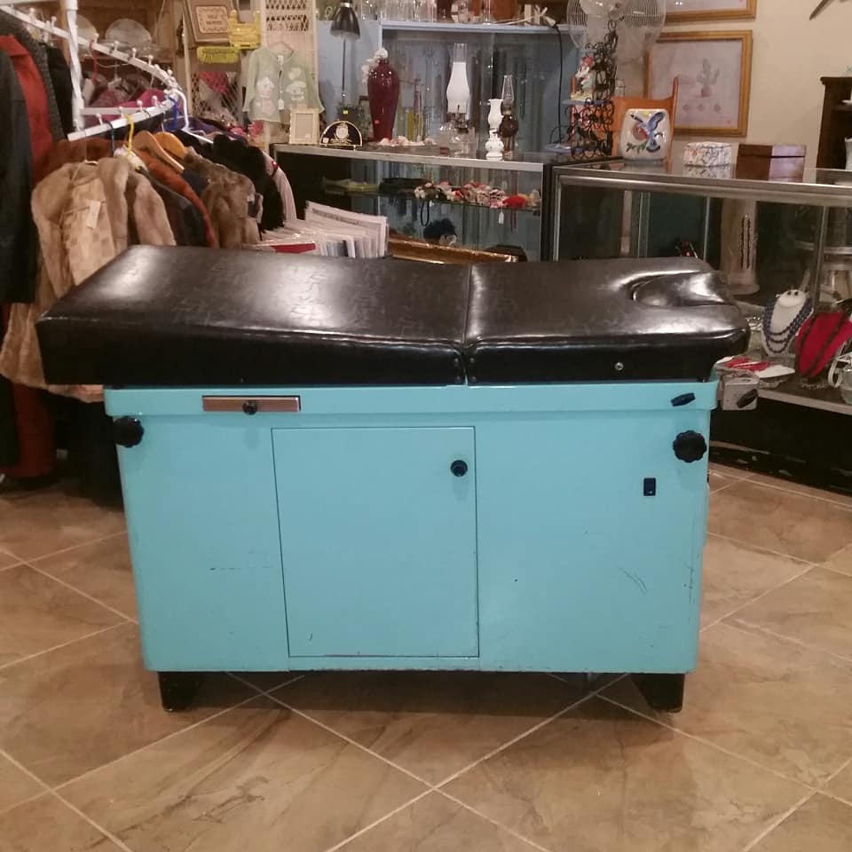 FiengoJane's tweet photo. Examination Table ))))  #itsallgoodep #antiques #antiquesep #oldandnew #elpasopix #examinationtable  #theantiquemallelpaso #helenshiddentreasures #helenschoice #Janeswall #Elpasotx #Elpasomag #moretosee #nineonefive #howboutit #shopwithus #whybuynew #howboutthat https://t.co/33YSgVfVZ7