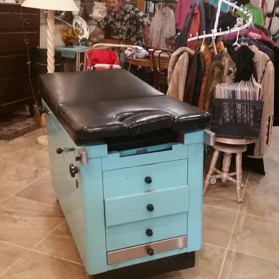 FiengoJane's tweet photo. Examination Table ))))  #itsallgoodep #antiques #antiquesep #oldandnew #elpasopix #examinationtable  #theantiquemallelpaso #helenshiddentreasures #helenschoice #Janeswall #Elpasotx #Elpasomag #moretosee #nineonefive #howboutit #shopwithus #whybuynew #howboutthat https://t.co/33YSgVfVZ7