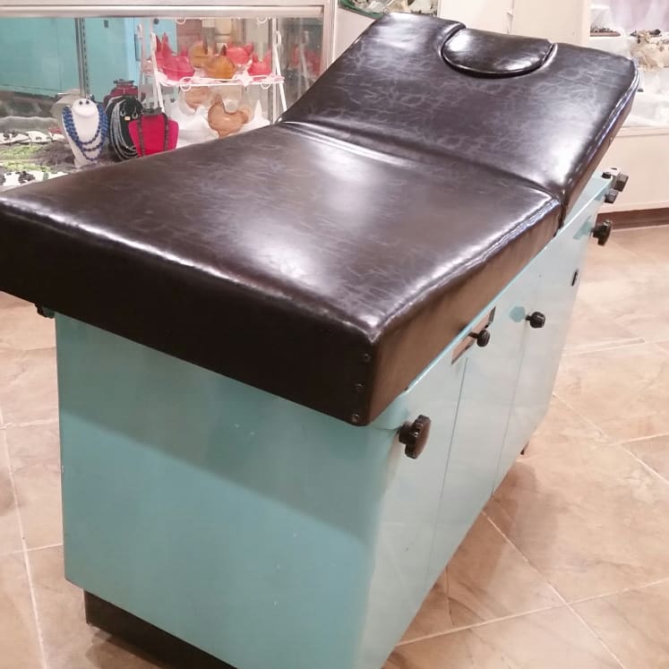 FiengoJane's tweet photo. Examination Table ))))  #itsallgoodep #antiques #antiquesep #oldandnew #elpasopix #examinationtable  #theantiquemallelpaso #helenshiddentreasures #helenschoice #Janeswall #Elpasotx #Elpasomag #moretosee #nineonefive #howboutit #shopwithus #whybuynew #howboutthat https://t.co/33YSgVfVZ7