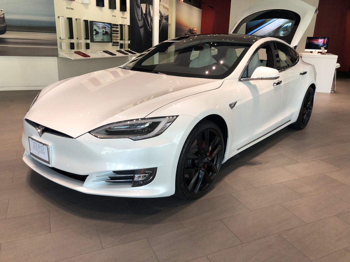 R_Miletti's tweet photo. Was able to checkout the @tesla store at the #WatersideShops in #Naples #Florida today. Loved it! The showroom is modern, clean, &amp; bright. Worthy of a piece of art... That art being the #ModelS which is a beautiful car. One of a kind.
Great work @elonmusk 👏🏼
#Tesla #TeslaModelS https://t.co/pIGXhDOaaA