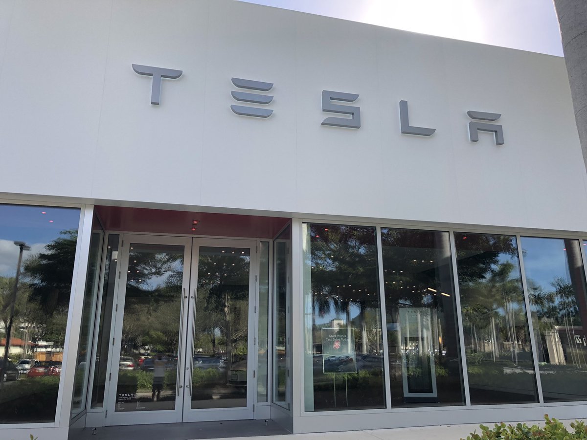 R_Miletti's tweet photo. Was able to checkout the @tesla store at the #WatersideShops in #Naples #Florida today. Loved it! The showroom is modern, clean, &amp; bright. Worthy of a piece of art... That art being the #ModelS which is a beautiful car. One of a kind.
Great work @elonmusk 👏🏼
#Tesla #TeslaModelS https://t.co/pIGXhDOaaA