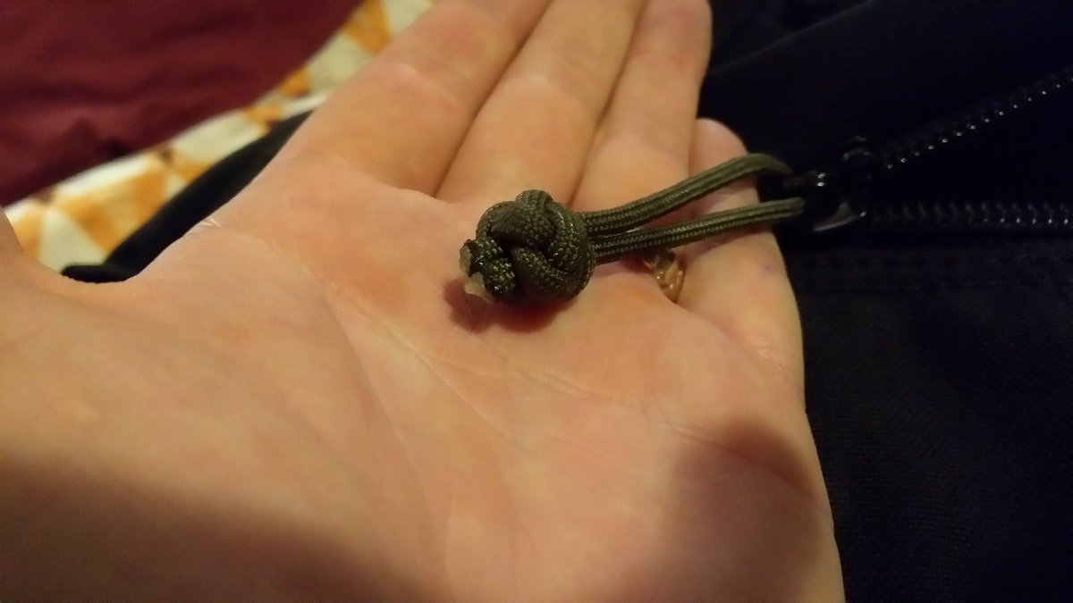 concreted0g's tweet photo. Quick little #make , lost a tag off a zip so a little paracord lanyard or diamond knot. @knotoftheday https://t.co/4qXRNYyFoW