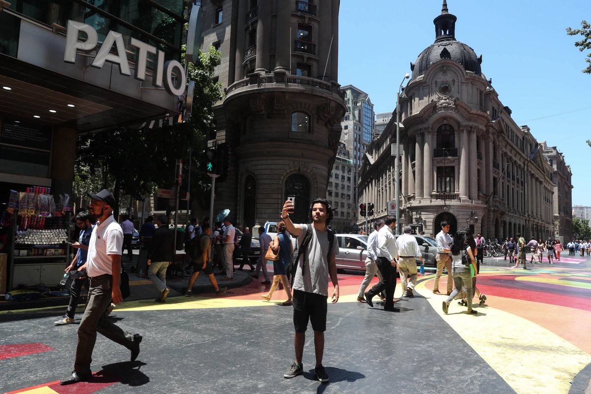 EFETurAmerica's tweet photo. Derroche de color deleita a peatones en mitad del casco histórico de Santiago https://t.co/6swFV1KpyX https://t.co/B9mCAPI8Su
