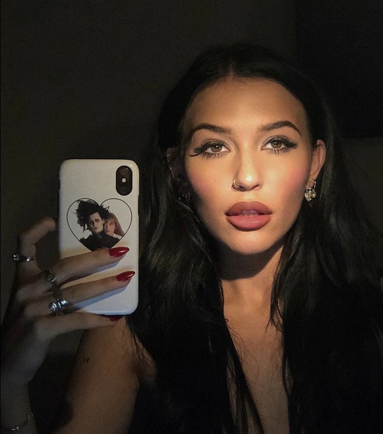 ColumbiaRecords's tweet photo. Pretty sure @lennonstella is the 👑 of #SelfieSunday. https://t.co/XCrI1j632v
