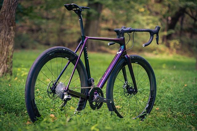 alliedbikes's tweet photo. Throwing it back to greener times, and one of the first harlequins we built up. Still evokes those #firsttimefeels
#ALLROADING #ALLIEDcycleworks #cycling #cyclist #cyclinglife #madeinamerica #cyclingphotos #bikelife #roadbike #gravelbike #roadcycling #unlearnpavement #cycliโฆ https://t.co/7plSsZ0Fzf