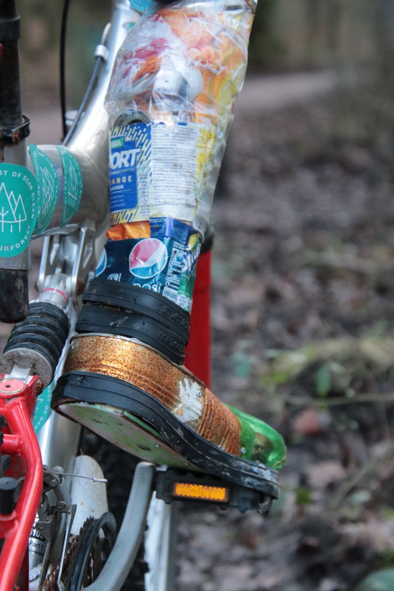 GreavesToni's tweet image. Made from old bike parts and discarded pieces of litter which can be found in the FOD #Gloucestershire, this sculpture by @michelle3duk aims to remind people to take their litter home and dispose of it responsibly.