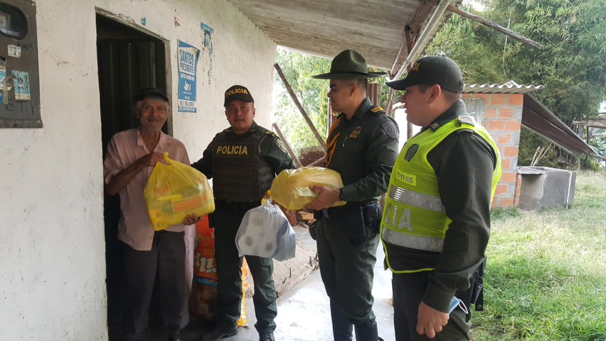 PoliciaStander's tweet photo. En las veredas de Santa Bárbara con @CarabinerosCol compartimos obsequios y corte de pelo con la comunidad fortaleciendo los lazos de amistad y convivencia. #MásCercaDelCiudadano https://t.co/xdSwHeCHCu