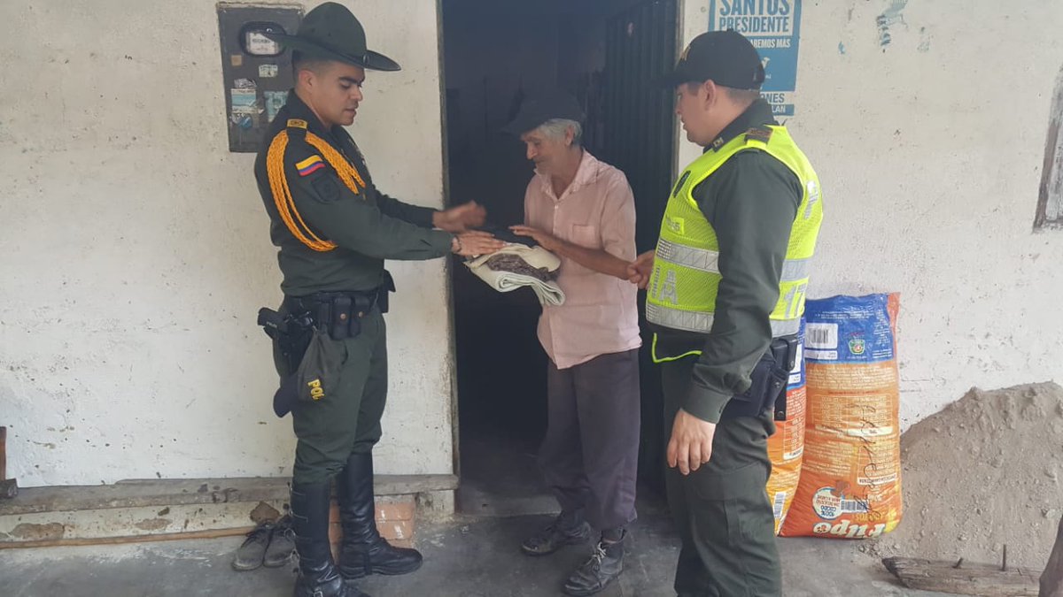 PoliciaStander's tweet photo. En las veredas de Santa Bárbara con @CarabinerosCol compartimos obsequios y corte de pelo con la comunidad fortaleciendo los lazos de amistad y convivencia. #MásCercaDelCiudadano https://t.co/xdSwHeCHCu