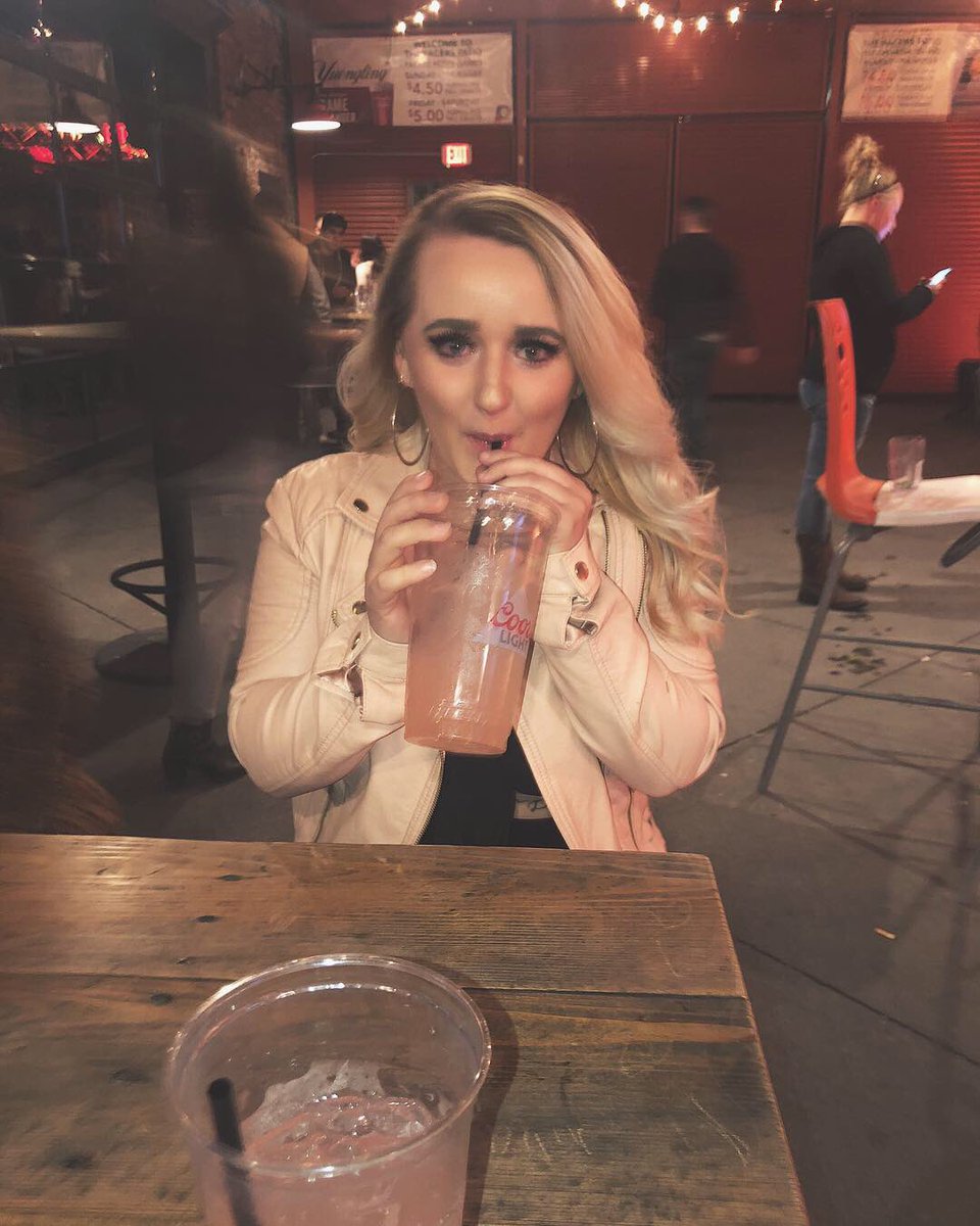 Samm1430's tweet photo. 21🥂🥂 https://t.co/2WzNAzYB5U