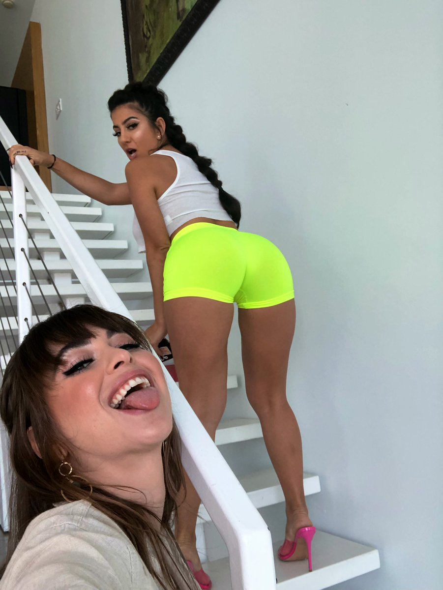 lenatheplug's tweet photo. RT if you think @rileyreidx3 should eat my 🍑 https://t.co/MHcPXDT5Xz
